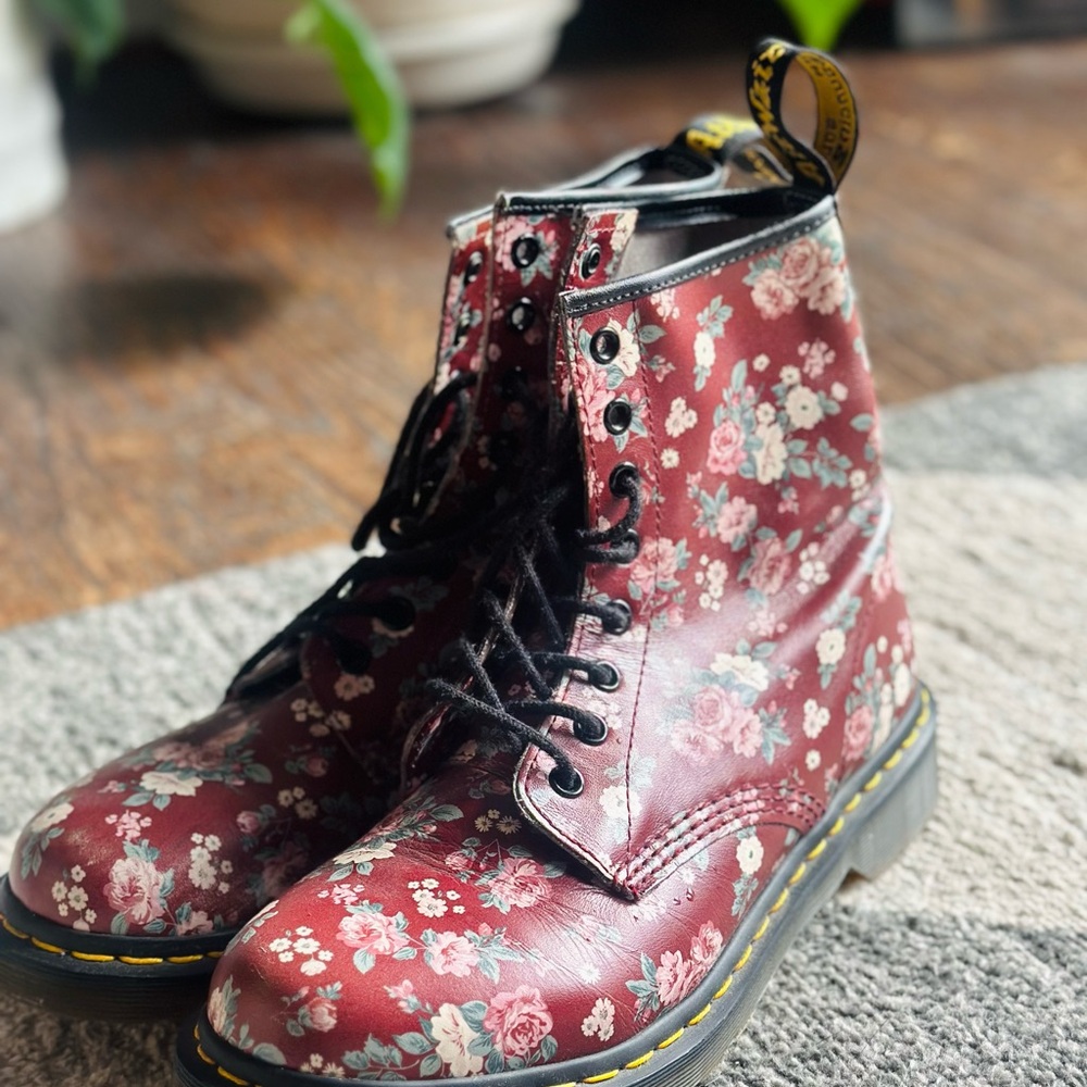 Women’s floral Dr. Martens boots. Excellent condition Size 9